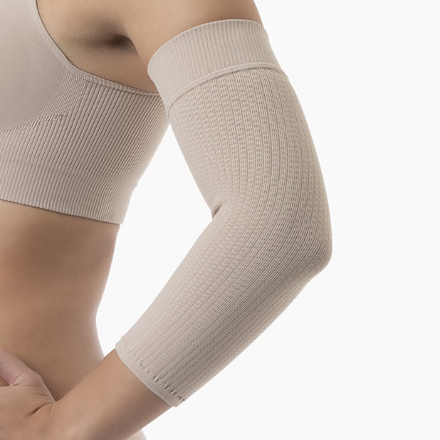 Left side view of women’s powder anti-cellulite arm band worn by model